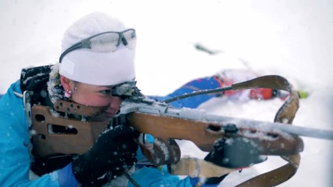 一名女运动员正在射击时正在下雪
