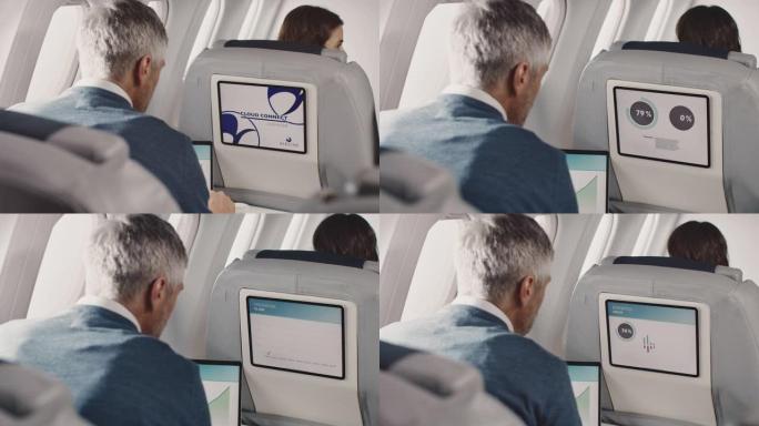 在私人飞机上使用触摸屏的商人