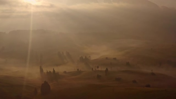 意大利多洛米蒂日出时的鸟瞰图和山景