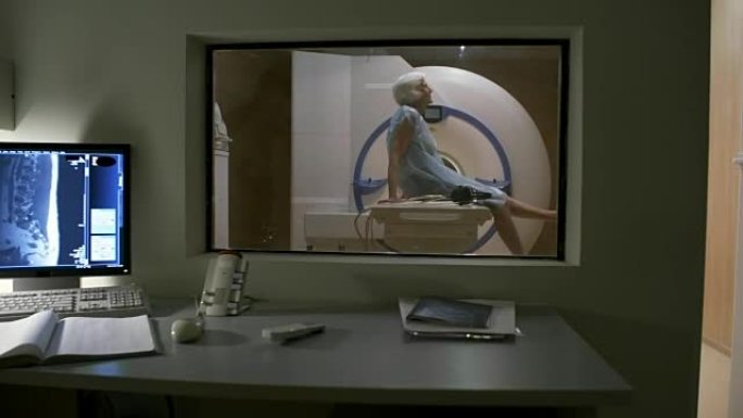 等待MRI扫描的高级女性患者