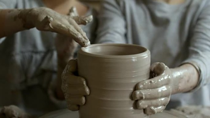 无法识别的儿童制作陶器