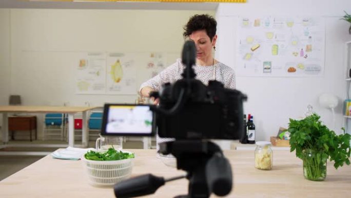 女人为自己的美食频道录制烹饪视频