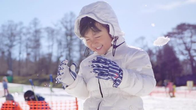 欢快的孩子在雪地里玩耍