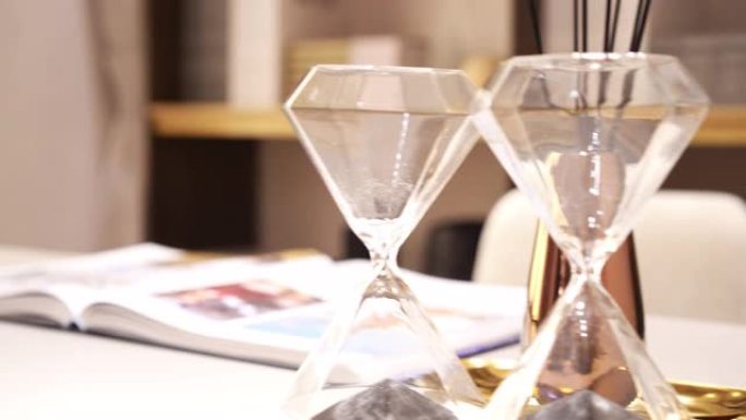 现代家庭办公室餐桌上优雅的玻璃装饰
