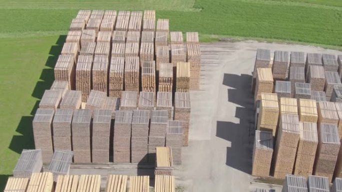 空中: 在奥地利的一个伐木场中堆积成堆的云杉木板。