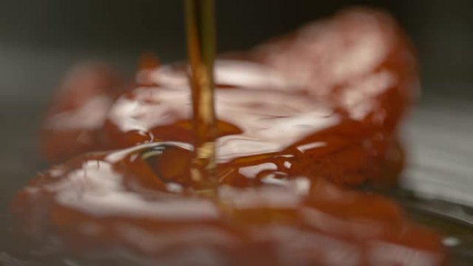 宏观，dop: 初榨橄榄油被倒在晒干的樱桃番茄上。