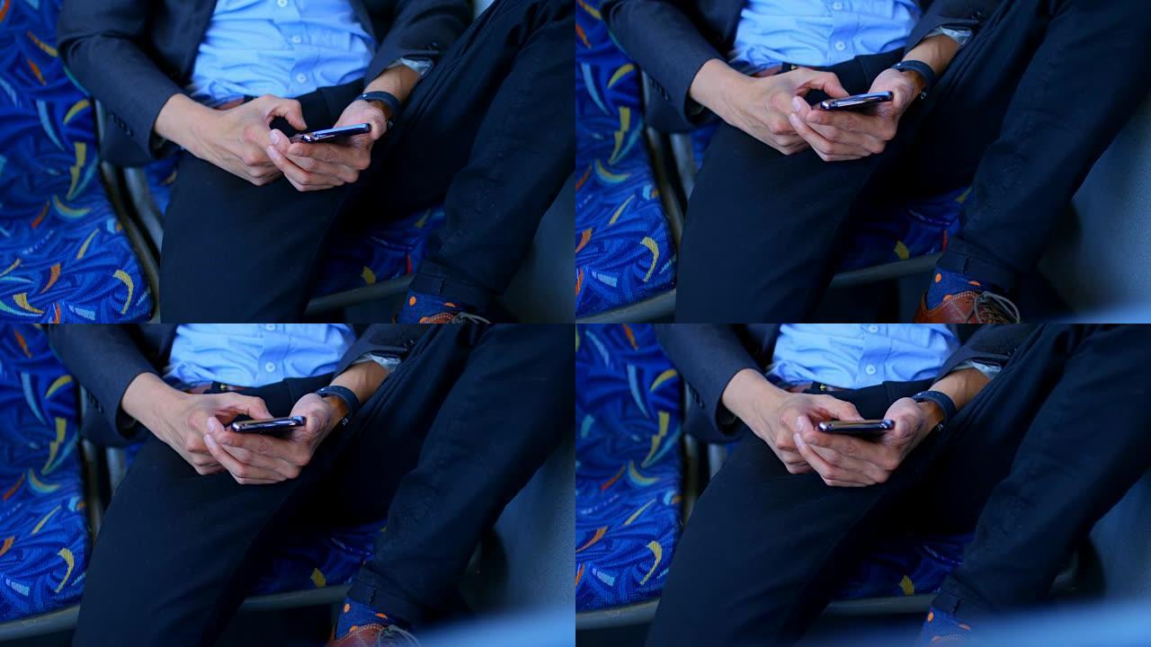 乘坐4k公交车时使用手机的男性通勤者