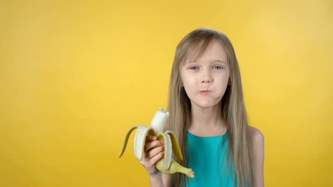 吃香蕉的可爱女孩