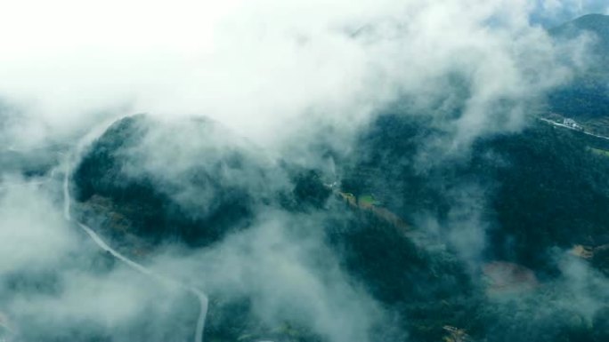 有雾的鸟瞰山高山峰水墨山脉