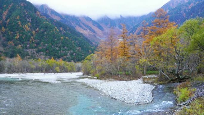 4k锁定: 日本长野秋季的Kamikochi。