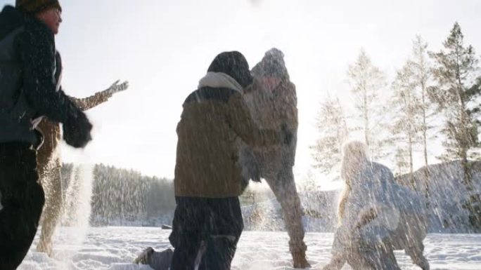 爱好娱乐的家庭与雪鬼混