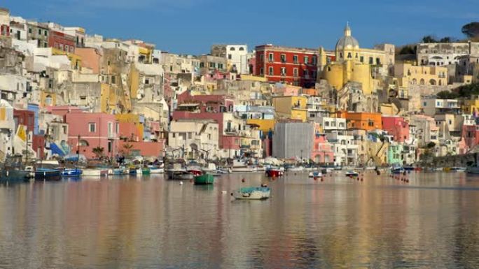 那不勒斯附近色彩丰富的意大利小渔夫村。普罗奇达岛Corriccella村的平移镜头。意大利，那不勒斯