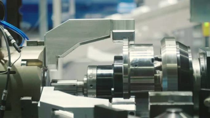 工业自动化和机器人工程的特写，其中机器人或机械臂构建工业零件。