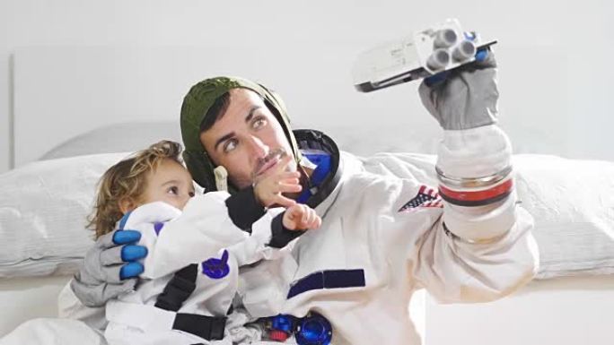 一个孩子穿着宇航员的西装在镜子前看着，看起来很棒，他的未来，他的工作，他的成长抱负。