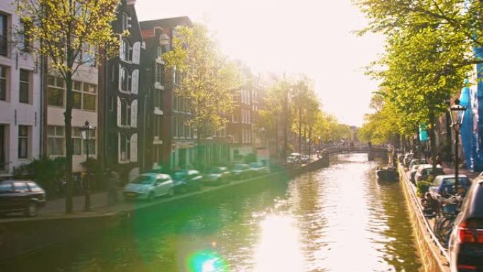 美丽晴天的阿姆斯特丹运河和田园诗般的城市景观