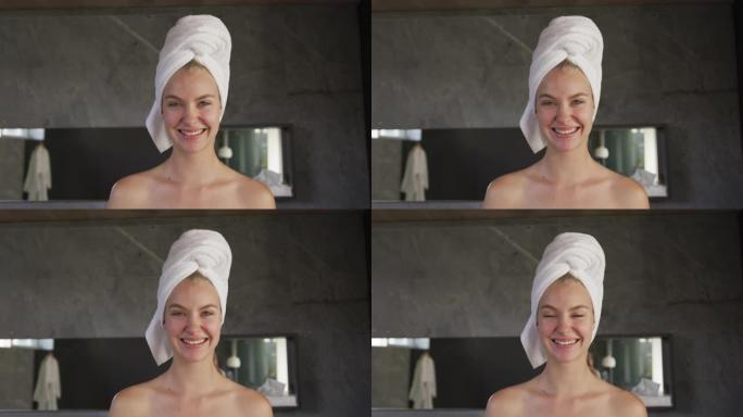酒店淋浴后白人妇女的前视图