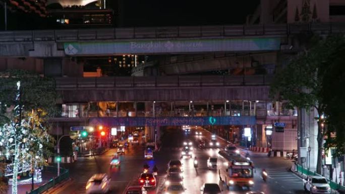 延时和锁定: 曼谷夜间的交通路灯。