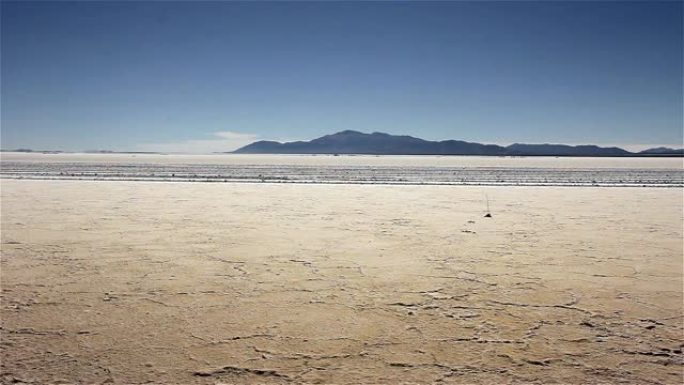 阿根廷盐滩。天际线干旱地质无人空镜