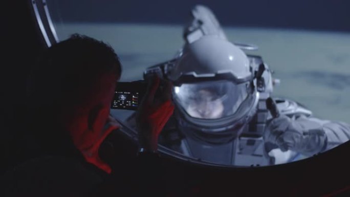 宇航员拍摄太空行走的乘员