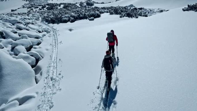 一对在山路上。冬季仙境滑雪旅游。鸟瞰图