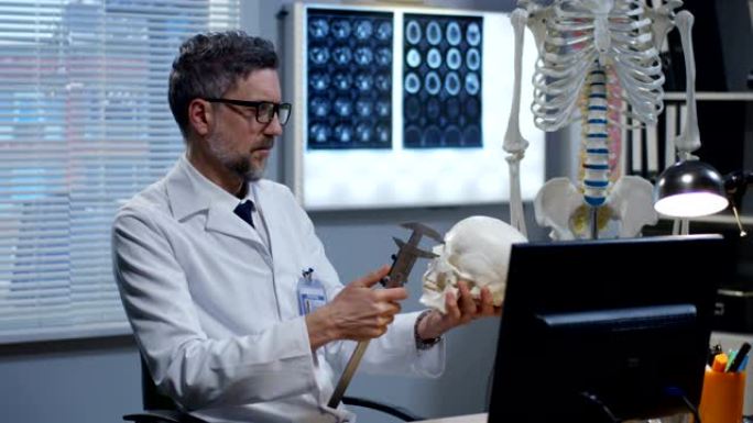 男性医生分析人体骨骼模型