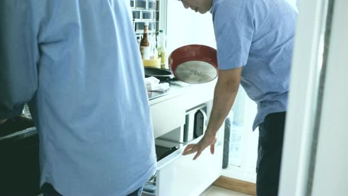真实: 亚洲人在家中的厨房水槽里洗碗