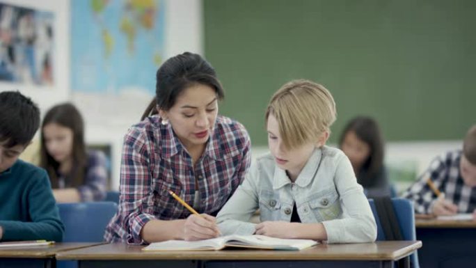 女小学老师为她的学生工作