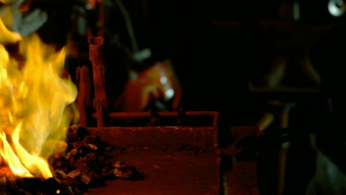4k工厂火灾中的女性金属匠加热马蹄铁