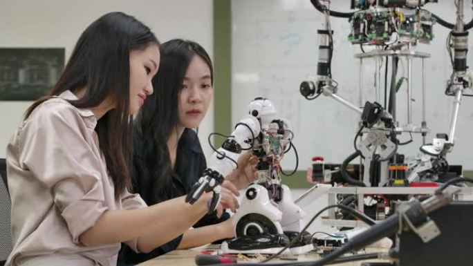 年轻的电子开发工程师团队在实验室中建造，测试，固定机器人原型。有技术或创新概念的人。