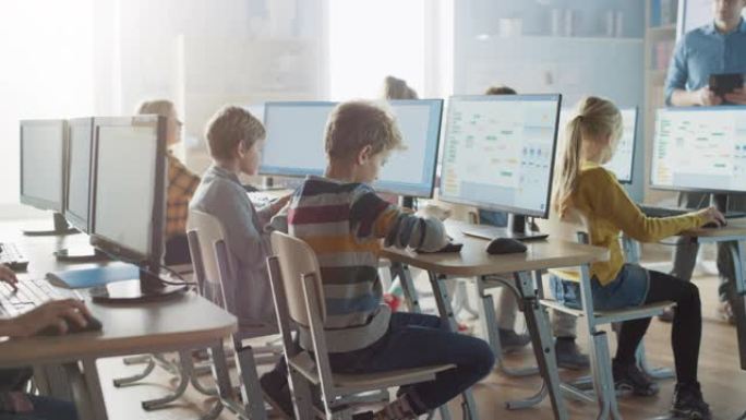 小学计算机科学教室: 聪明的小学生在个人计算机上工作，学习软件编码的编程语言。学童接受现代教育