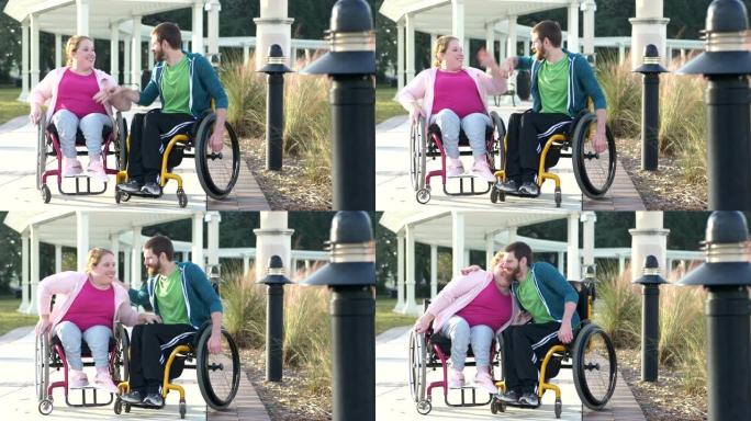 坐在轮椅上的夫妇互相嬉戏，然后拥抱