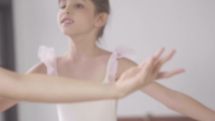 芭蕾舞班的小女孩外国小孩体操课舞蹈课