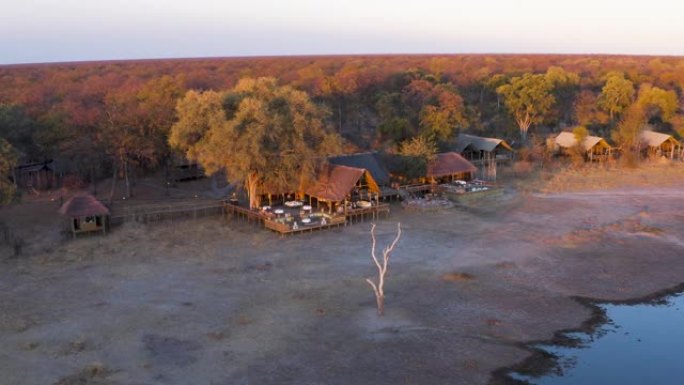 博茨瓦纳奥卡万戈三角洲，Sable Alley Safari营地的空中缩小视图，显示营地前方的水坑