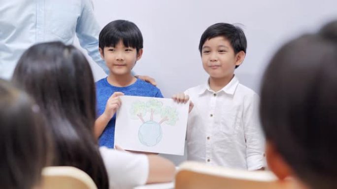 两个男孩向小学上课。男孩向班级展示他们的演讲环境协奏曲。一群坐在教室里的小学生。小学，人，学习，教育