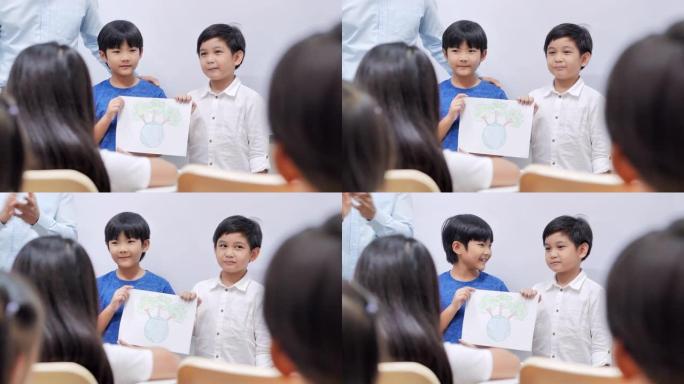 两个男孩向小学上课。男孩向班级展示他们的演讲环境协奏曲。一群坐在教室里的小学生。小学，人，学习，教育