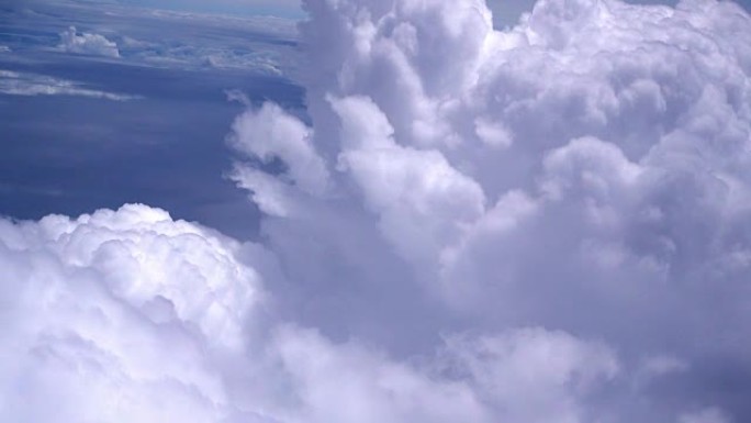 飞行中飞过积雨云飞行中飞过积雨云飞机窗外