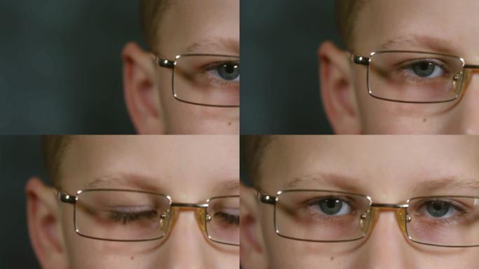 戴着眼镜的小男孩看着相机