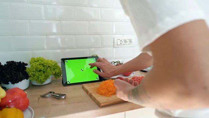 烹饪和使用数字平板电脑。