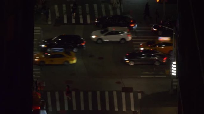 特写: 人们晚上沿着纽约熙熙攘攘的柏油路行走。