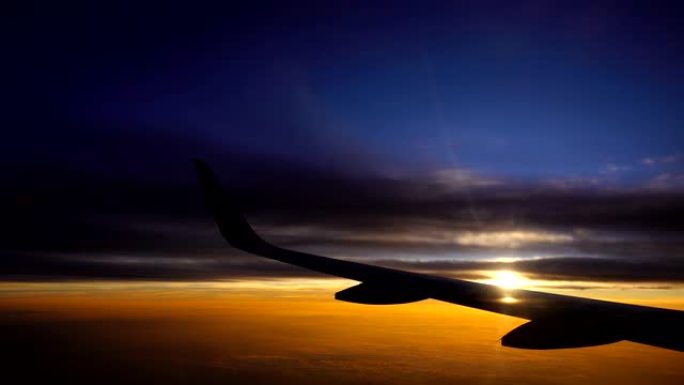 飞机机翼飞行的最后一盏灯和日出日落的耀斑