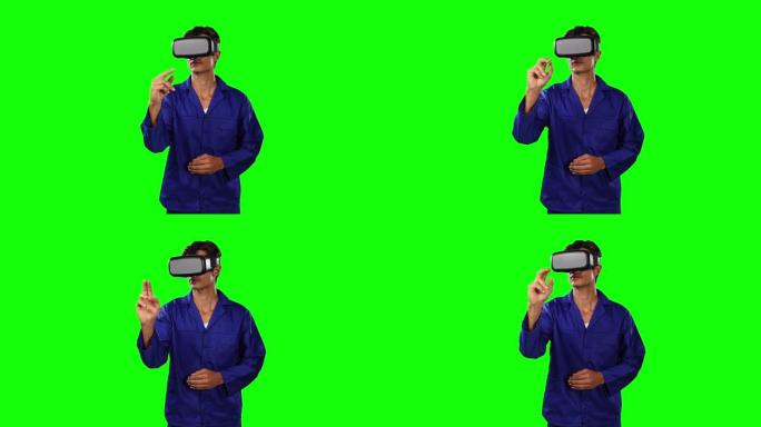使用虚拟现实和带有绿色屏幕的触摸屏的机械师的前视图
