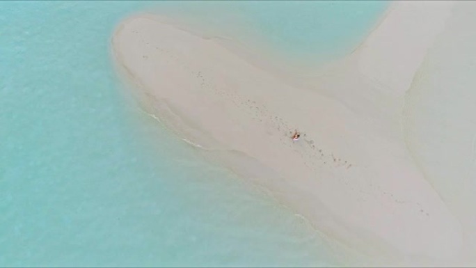 女士在马尔代夫被海洋包围的热带海滩上沉思的宁静女子