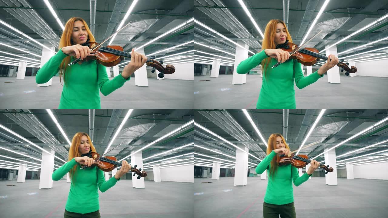 可爱的女士正在拉小提琴并享受它
