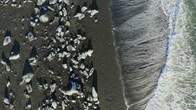 冰岛钻石海滩冰的鸟瞰图