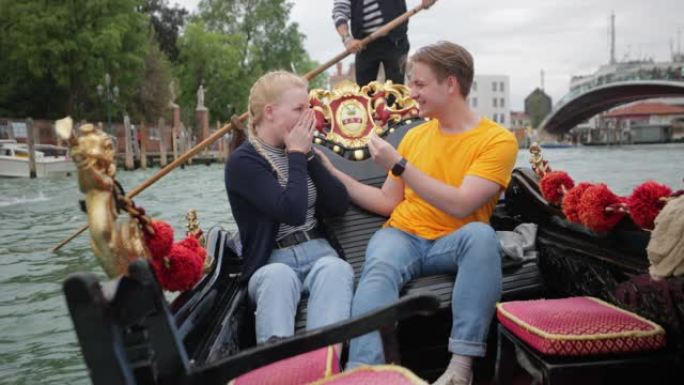 在威尼斯求婚威尼斯求婚外国人船上惊喜