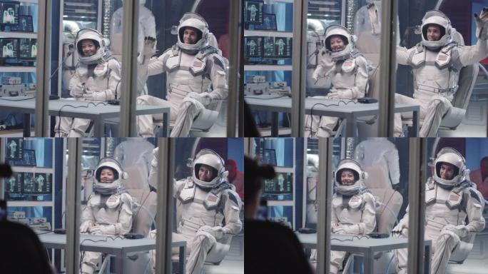 记者在太空任务新闻发布会上拍照