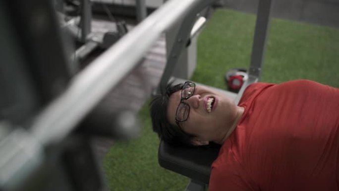 2张亚洲男子在健身房极度疲倦的照片