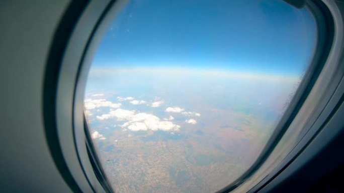 飞机舷窗，从飞机上看到土地和天空