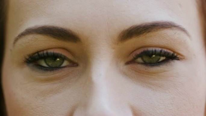 绿色眼睛看着相机的4k特写肖像