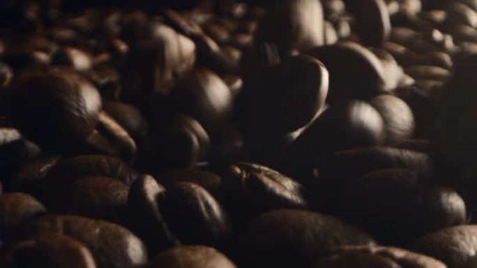 广阔的大型咖啡豆，像传统的饮料一样烘烤。